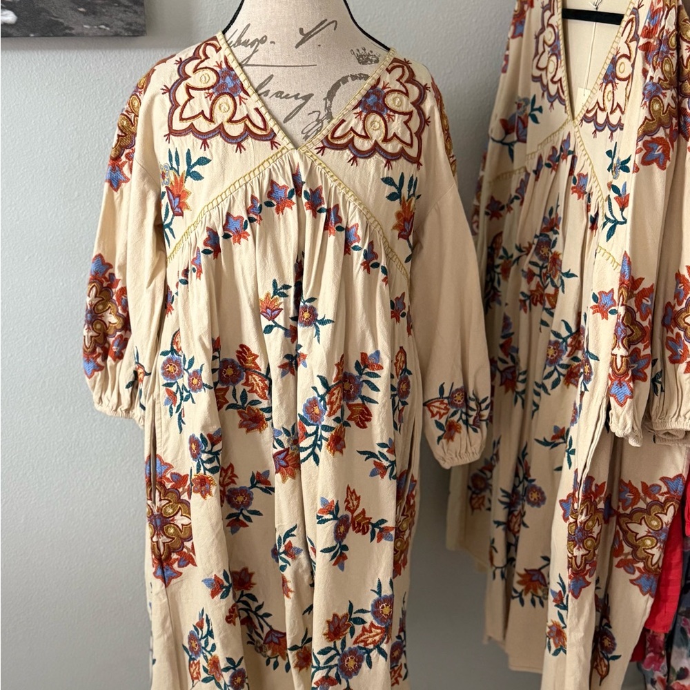 NEW WITH TAGS Sundance Floral Embroidered Cream Dress - size small